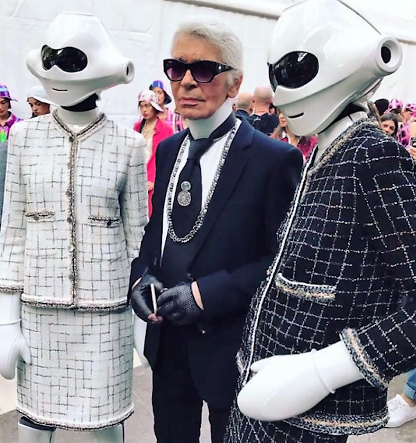 Karl Lagerfeld with his tech fashion models.