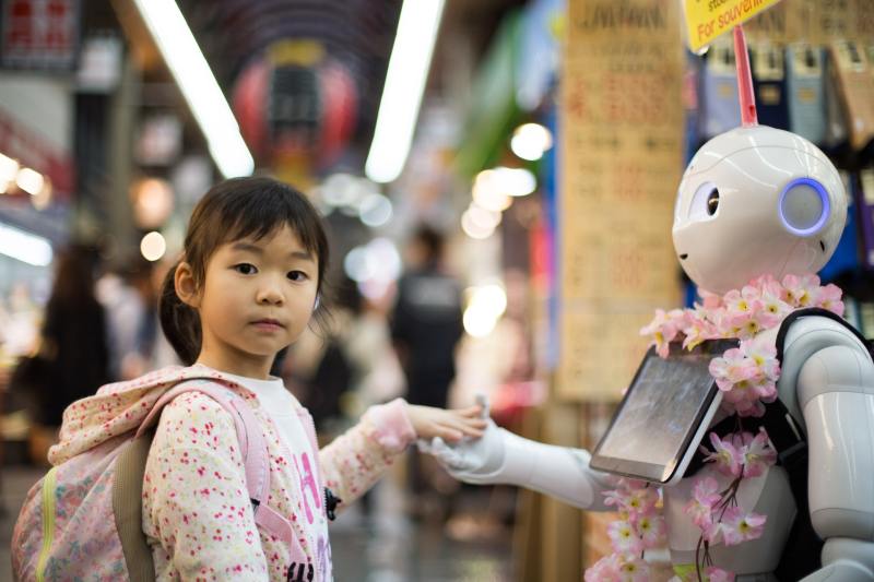 A little girl with a robot. Phoyo: Andy Kelly / Unsplash