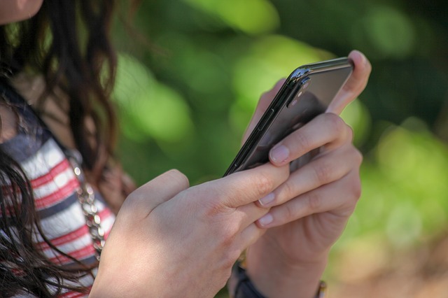 Young using a mobile