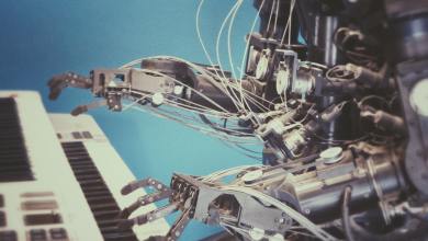 Robot playing piano. Photo: Possessed Photography / Unsplash