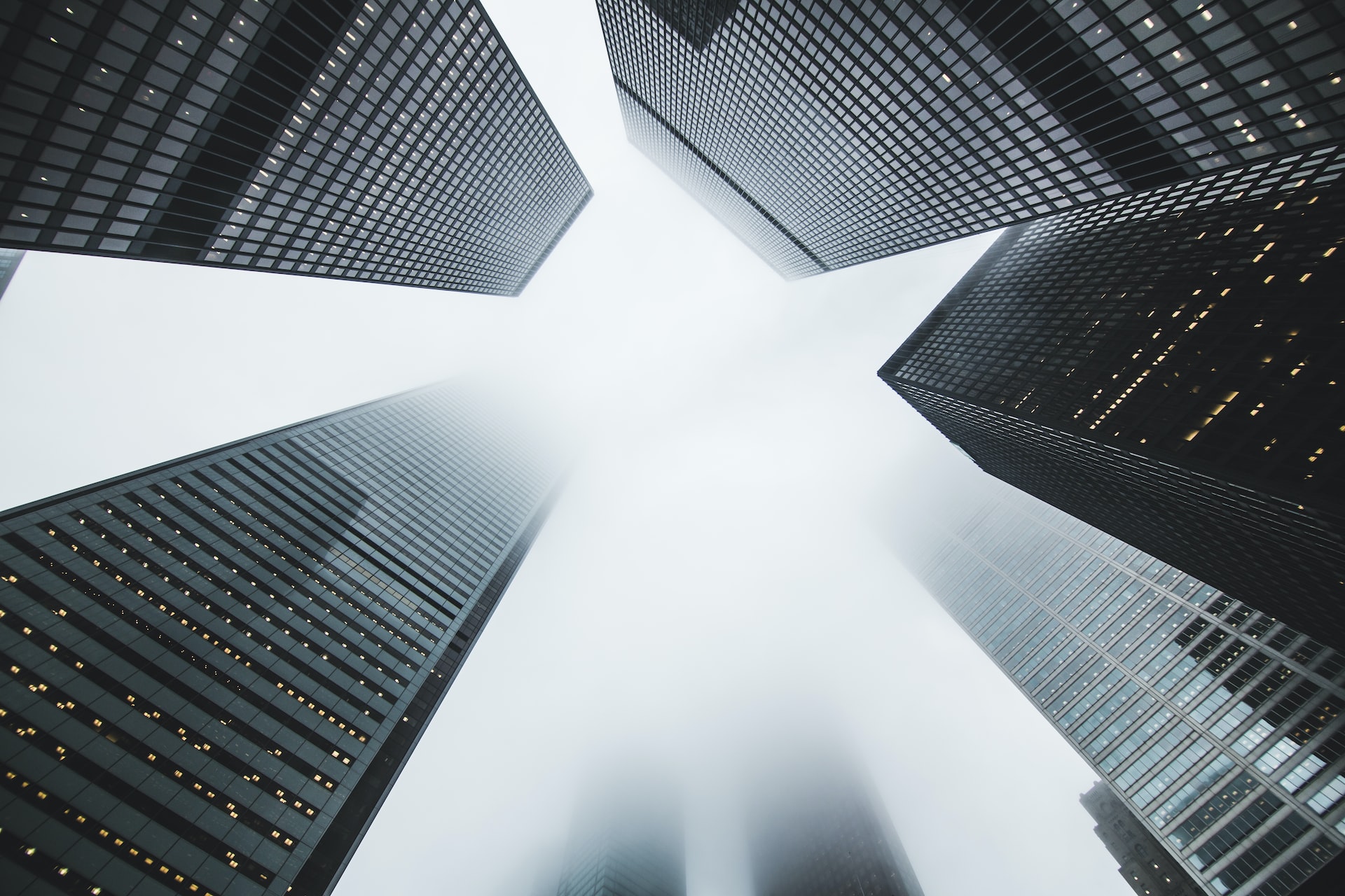 How does a hybrid cloud work?